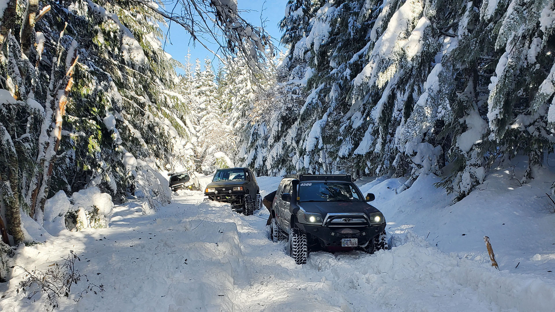 Multiple vehicles stuck in Lolo Pass Rd