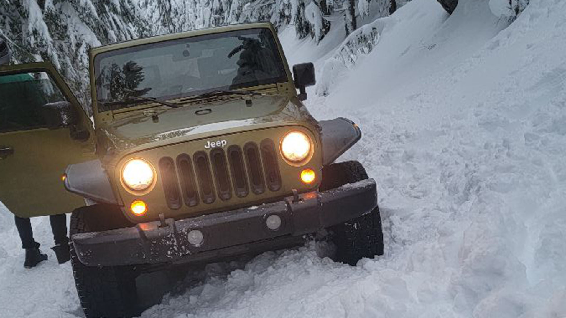 Green Jeep Wrangler stuck in OR