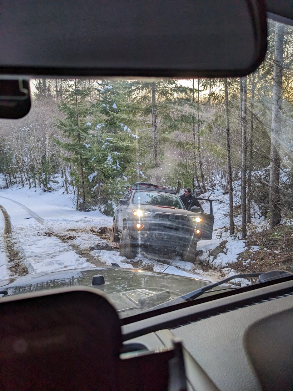 vehicle-stuck-in-snow-offroad