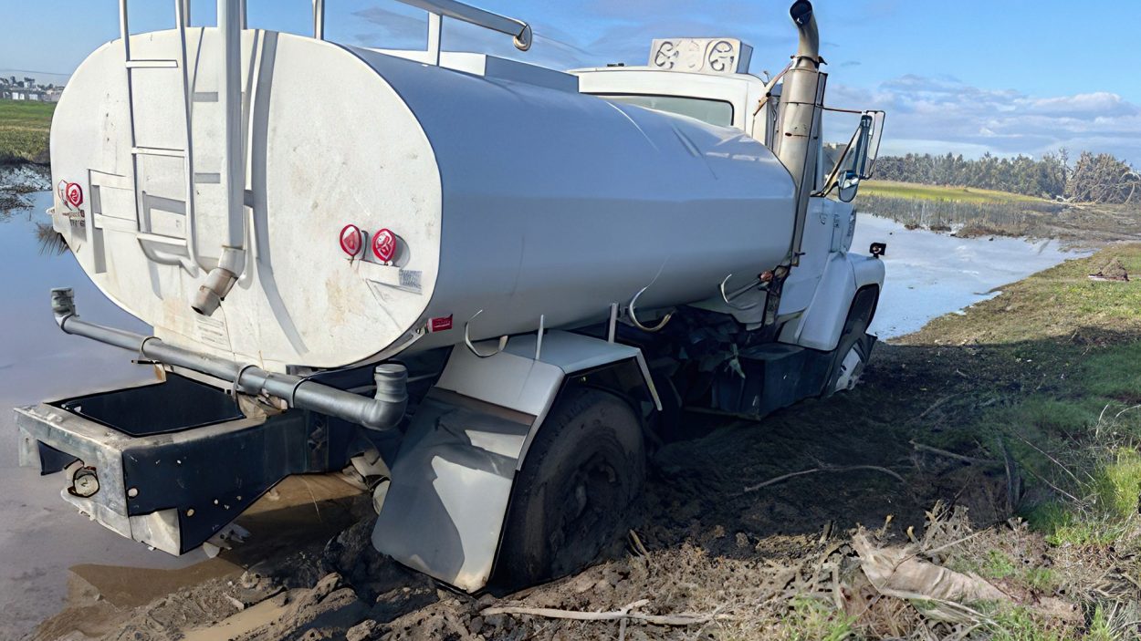 Water truck stuck in mud - Offroad Portal