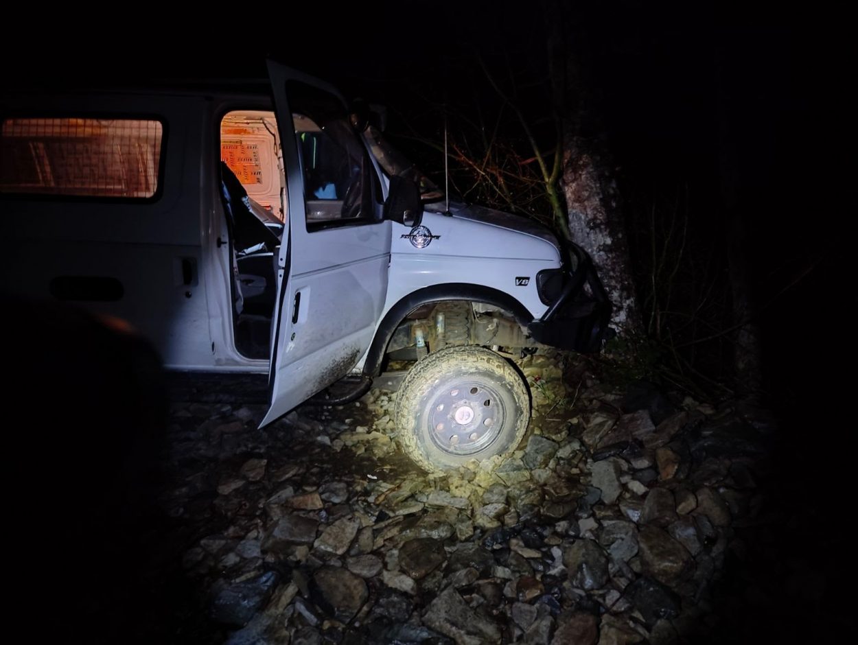 Van e350 stuck in rocky trail in washingon offroad recovery