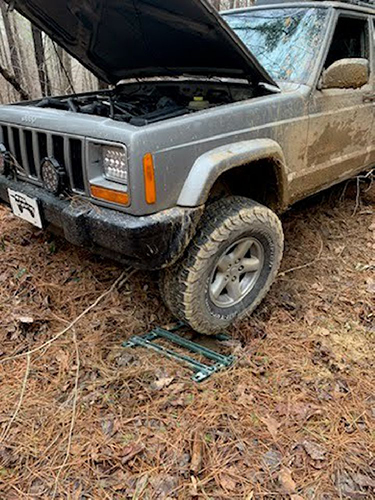 XJ stuck on the woods, and recovered by volunteers from Offroad Portal