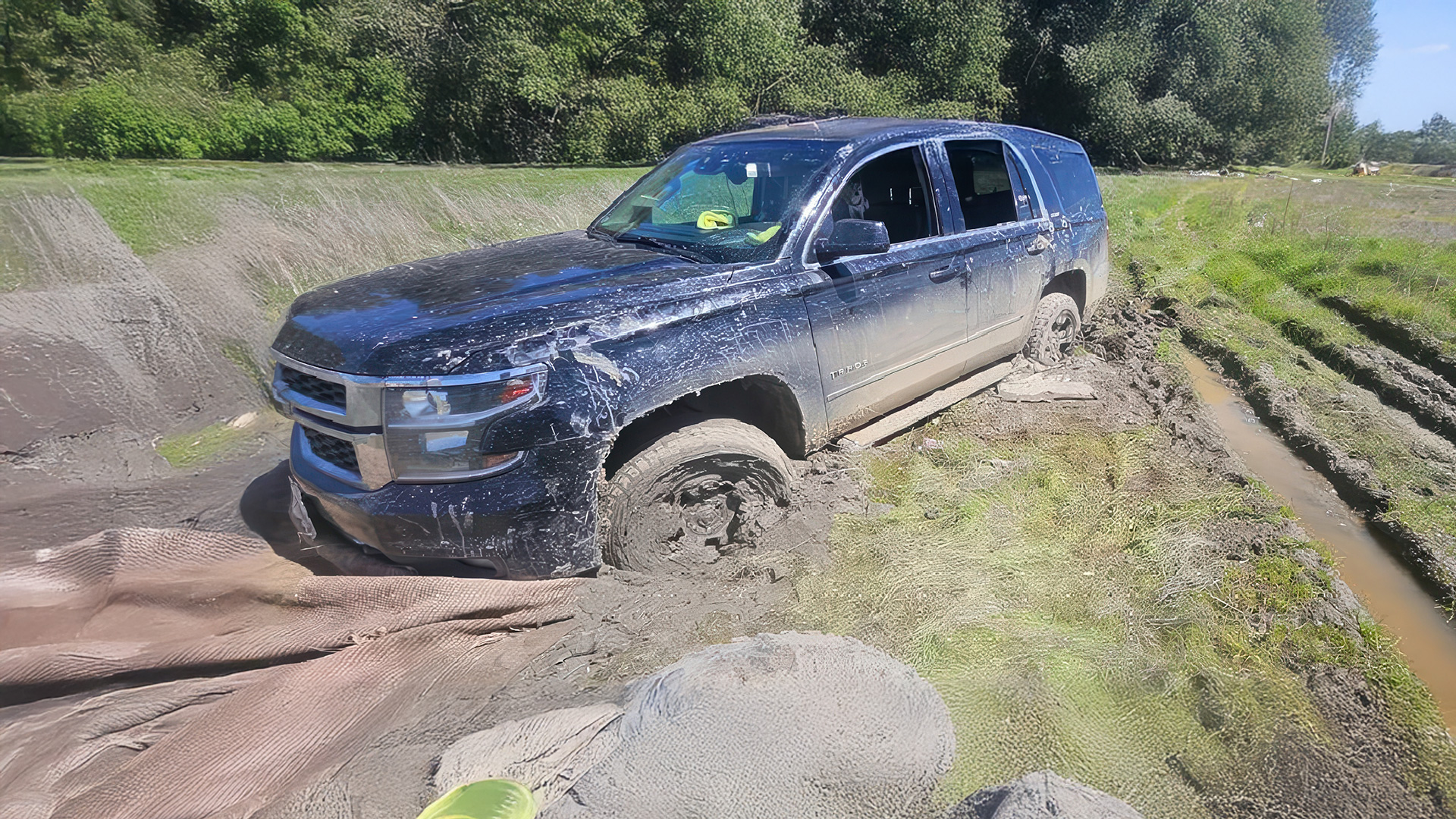 4×4 Tahoe stuck in mud