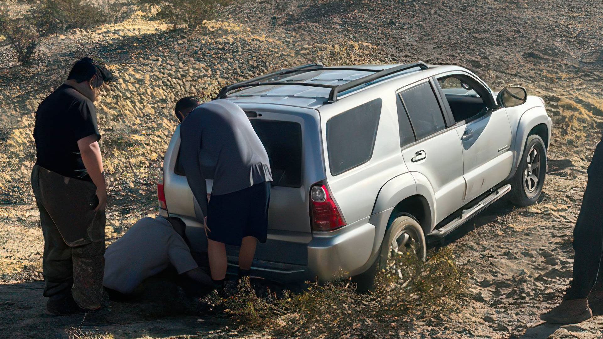 4runner silver Stuck off a hilly offroad