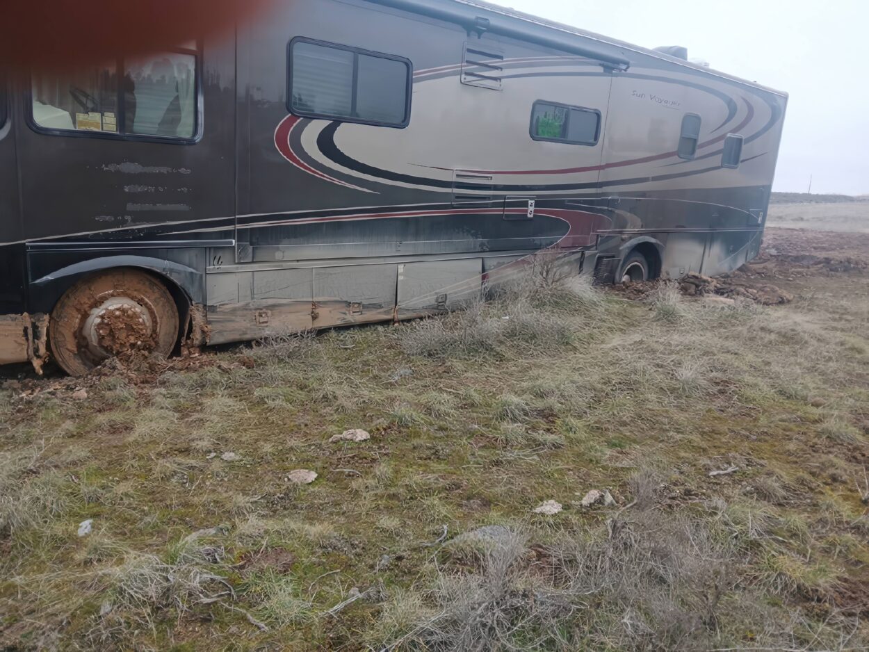 offroad recovery in Washington 4x4 rescue Motorhome stuck in mud