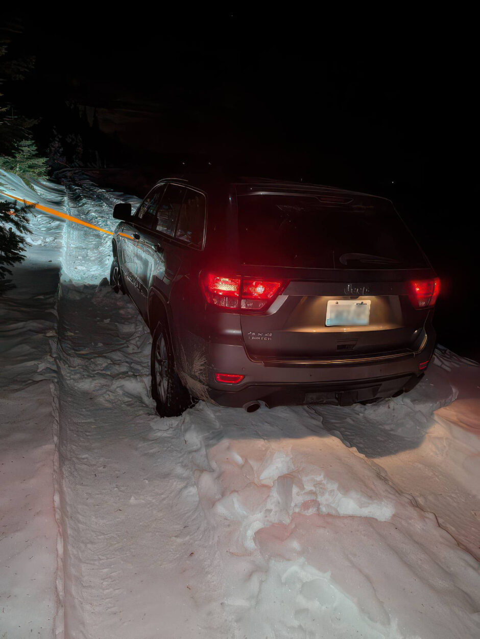 Stuck in the snow near Little Lookout Mountain offroad recovery in Washington