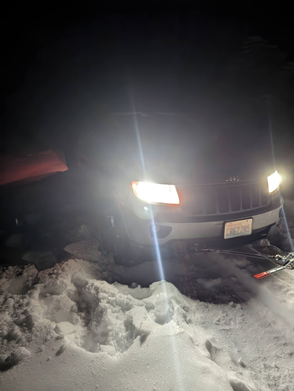 Stuck in the snow near Little Lookout Mountain washington 4x4 rescue