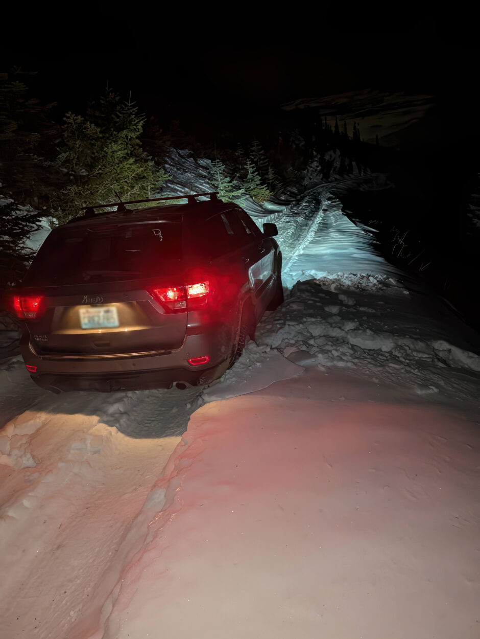Stuck in the snow near Little Lookout Mountain offroad recovery in Washington offroad recovery