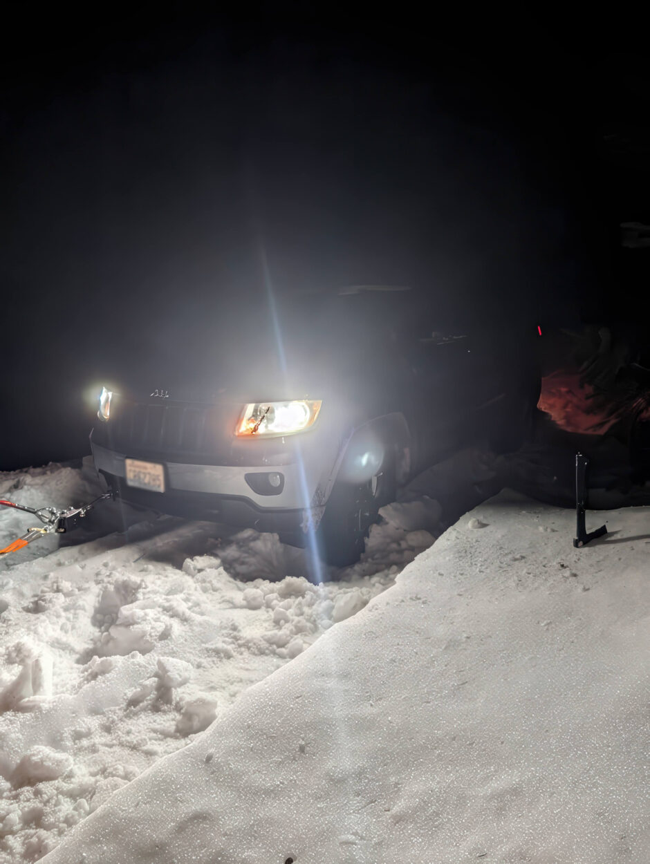 Stuck in the snow near Little Lookout Mountain washington offroad recovery WORN