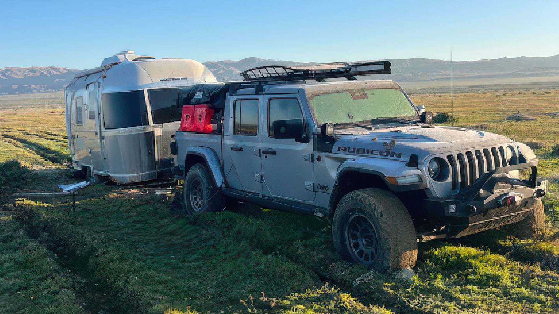 Jeep Gladiator and a small trailer stuck