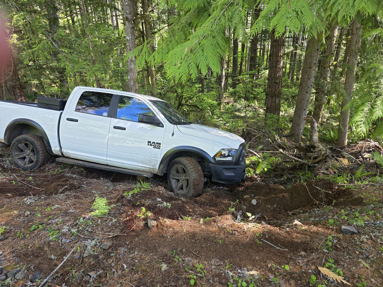 offroad recovery in Oregon 4x4 rescue Got dug into the ditch a bit